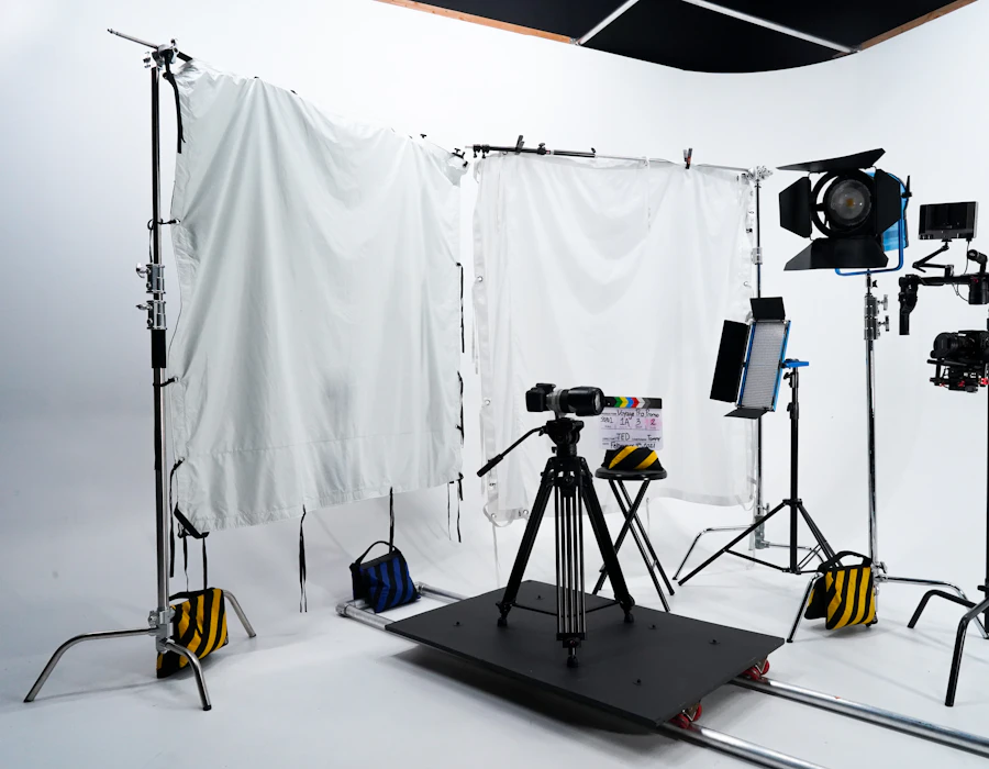 Cámara y estructura ligera en un set de producción audiovisual